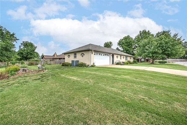 210 Lyndal Lane, Bentonville, AR 72712