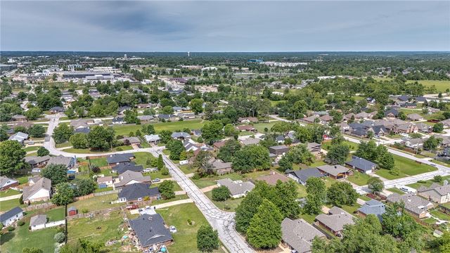 210 Lyndal Lane, Bentonville, AR 72712