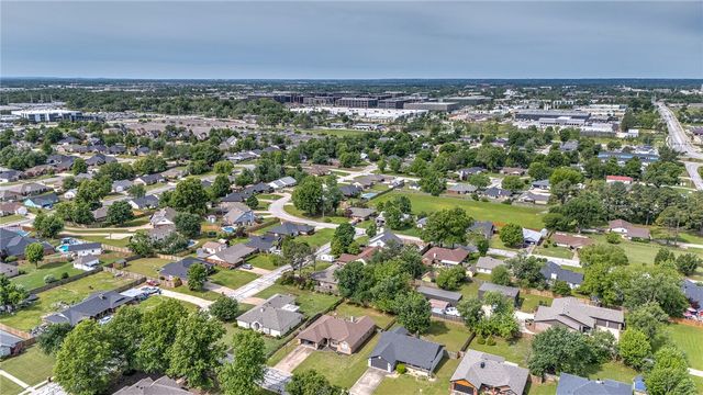 210 Lyndal Lane, Bentonville, AR 72712
