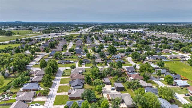 210 Lyndal Lane, Bentonville, AR 72712