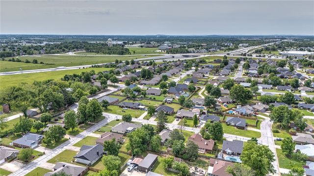 210 Lyndal Lane, Bentonville, AR 72712