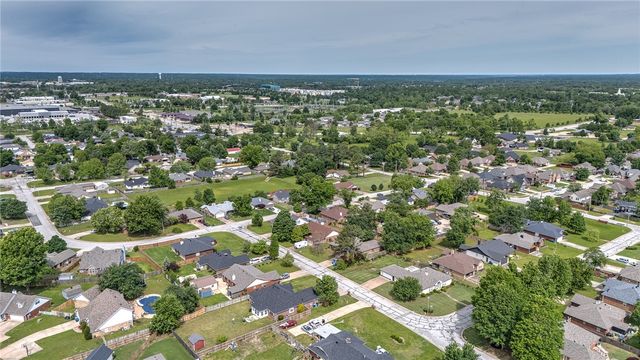 210 Lyndal Lane, Bentonville, AR 72712