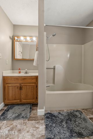 275 West Hills Drive, Mosheim, TN 37818