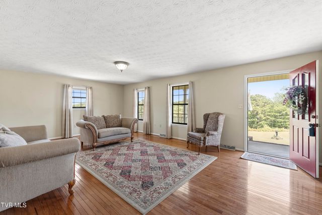 275 West Hills Drive, Mosheim, TN 37818