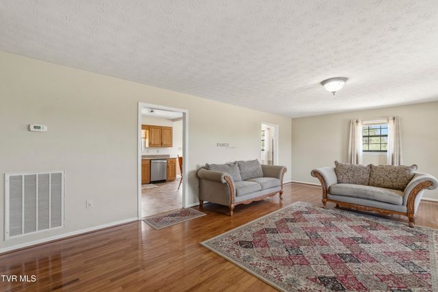 275 West Hills Drive, Mosheim, TN 37818