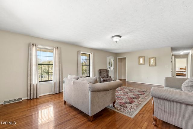 275 West Hills Drive, Mosheim, TN 37818