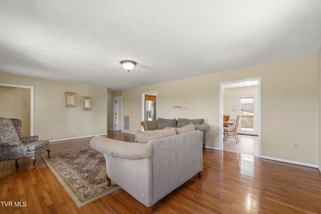 275 West Hills Drive, Mosheim, TN 37818