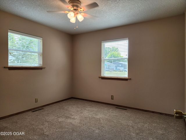 2419 Montana Pl, Joplin, MO 64804