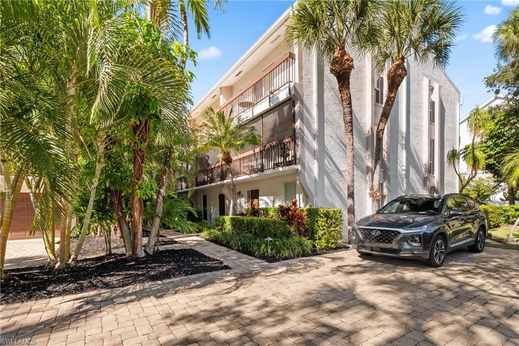 995 9th AVE S # 5, Naples, FL 34102