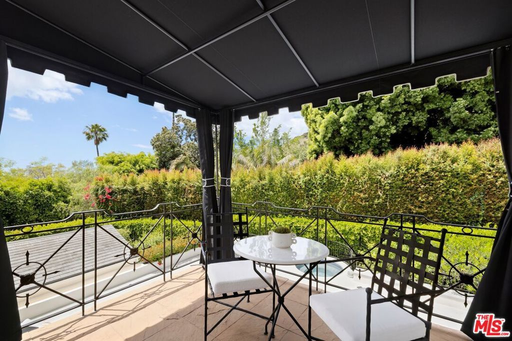 Image 15 of property listing at 1485 N Doheny Drive, West Hollywood, CA 90069