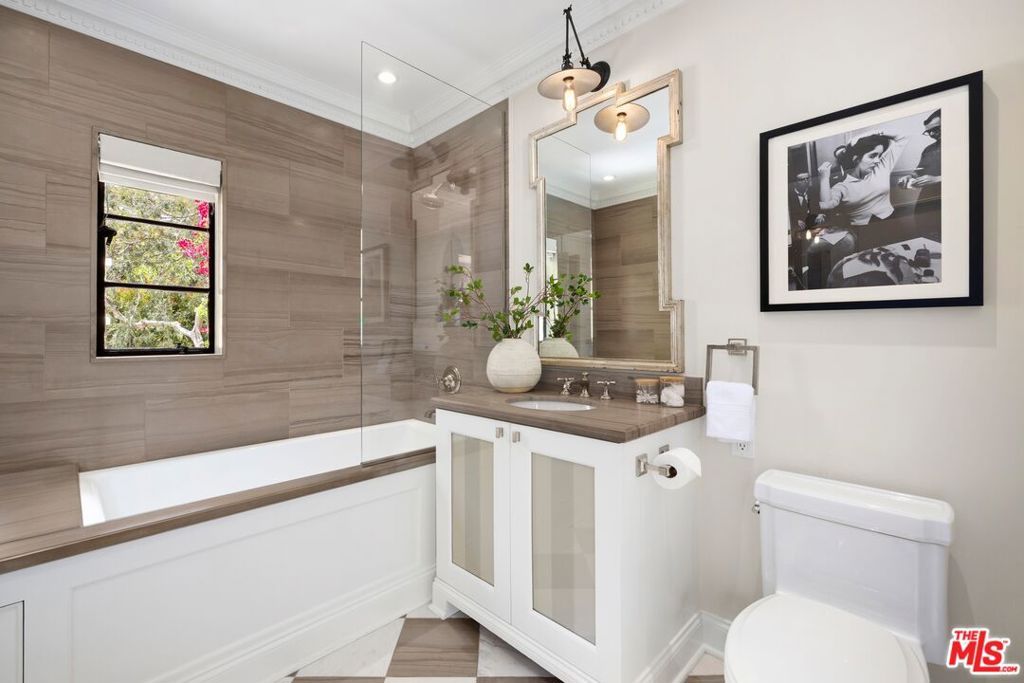 Image 19 of property listing at 1485 N Doheny Drive, West Hollywood, CA 90069