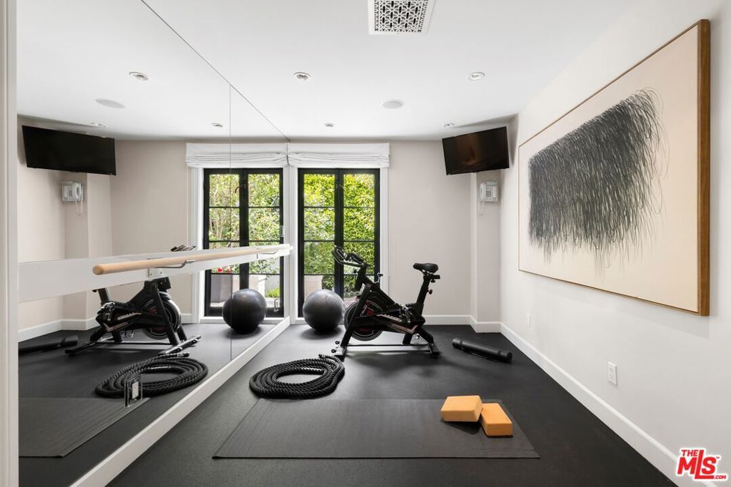 Image 25 of property listing at 1485 N Doheny Drive, West Hollywood, CA 90069