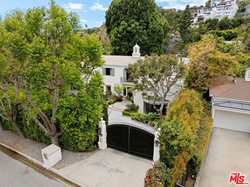 Image 27 of property listing at 1485 N Doheny Drive, West Hollywood, CA 90069