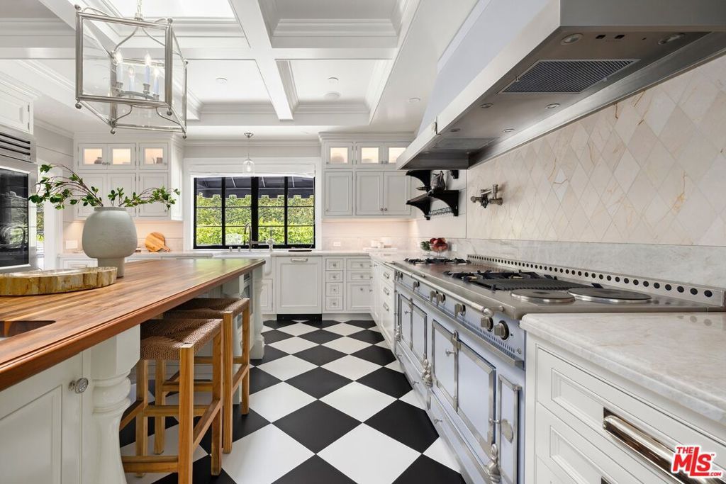 Image 9 of property listing at 1485 N Doheny Drive, West Hollywood, CA 90069