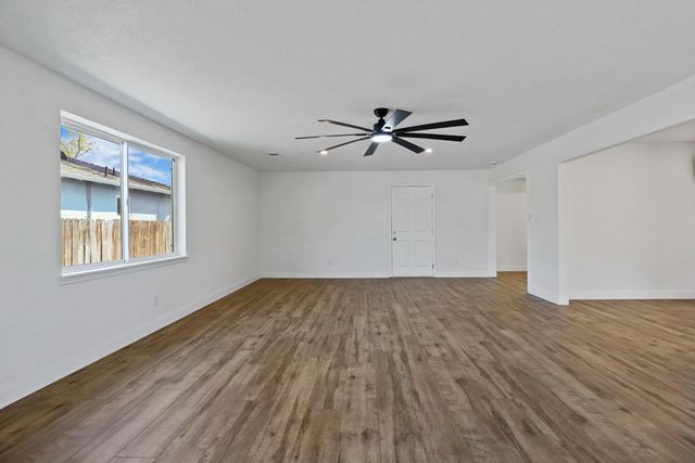 4613 B Pkwy, Sacramento, CA 95823