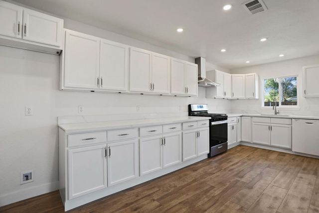 4613 B Pkwy, Sacramento, CA 95823