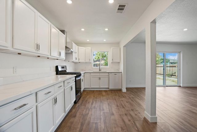 4613 B Pkwy, Sacramento, CA 95823