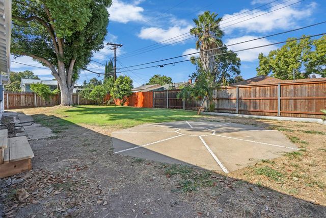 4613 B Pkwy, Sacramento, CA 95823