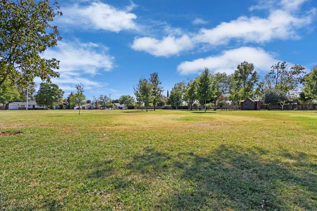 4613 B Pkwy, Sacramento, CA 95823