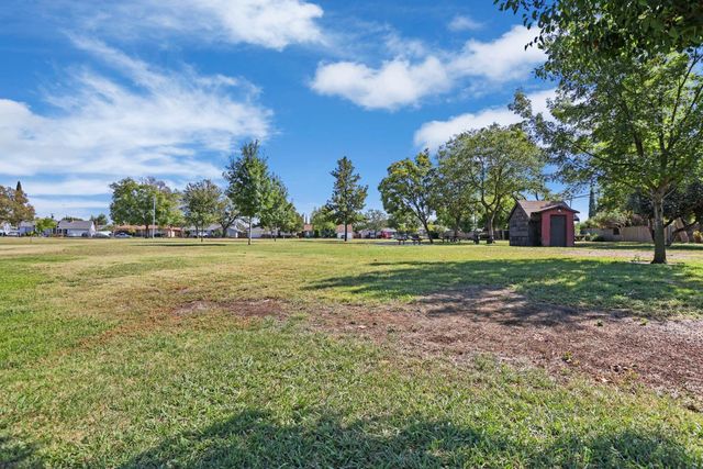 4613 B Pkwy, Sacramento, CA 95823
