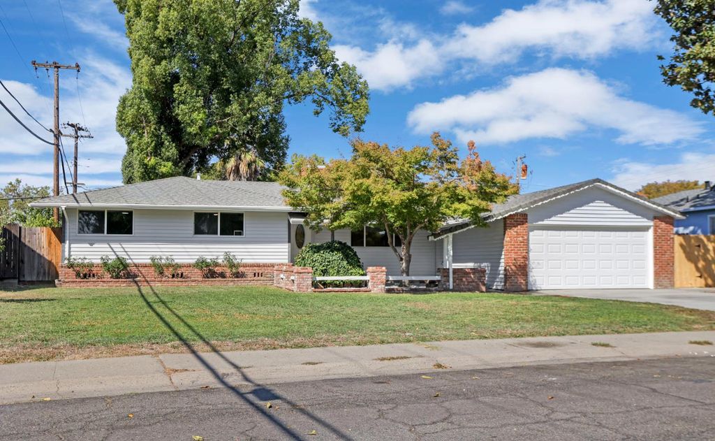 4613 B Pkwy, Sacramento, CA 95823