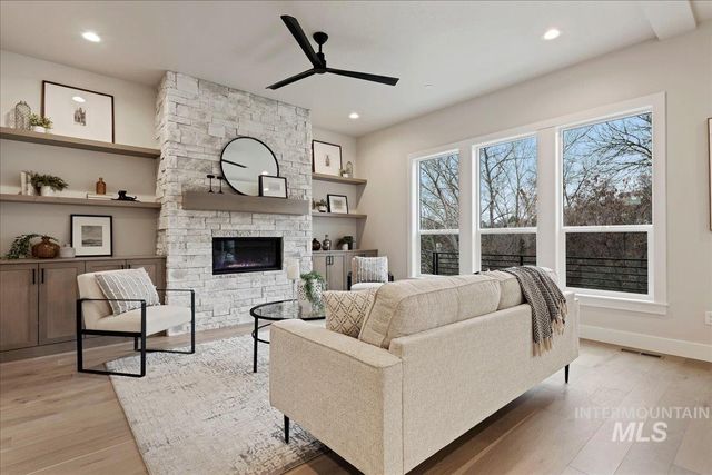 410 W Sand Dune Ln, Boise, ID 83702