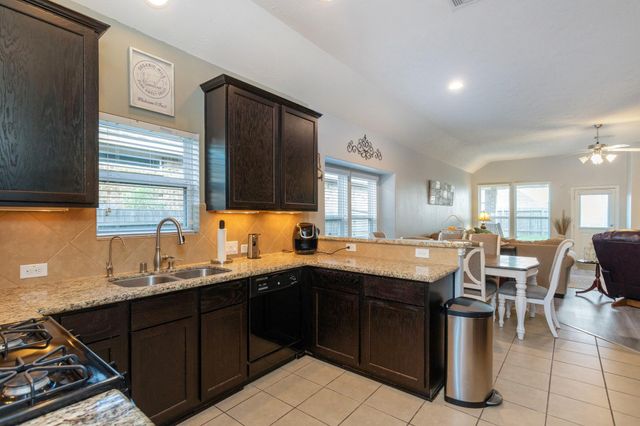 3056 Winterberry Lane, Dickinson, TX 77539