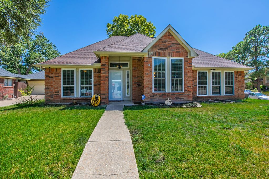 2759 Wentworth Drive, Grand Prairie, TX 75052