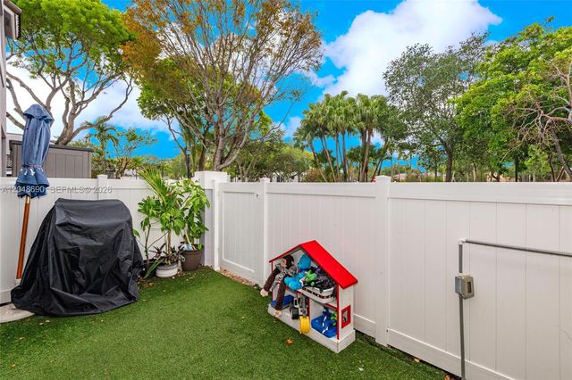 11733 NW 11th St, Pembroke Pines, FL 33026