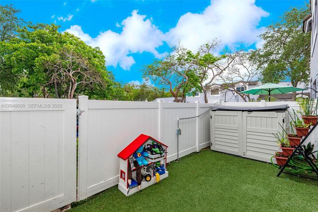 11733 NW 11th St, Pembroke Pines, FL 33026