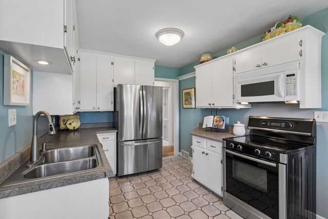 425 Turners Crossroad N, Golden Valley, MN 55422