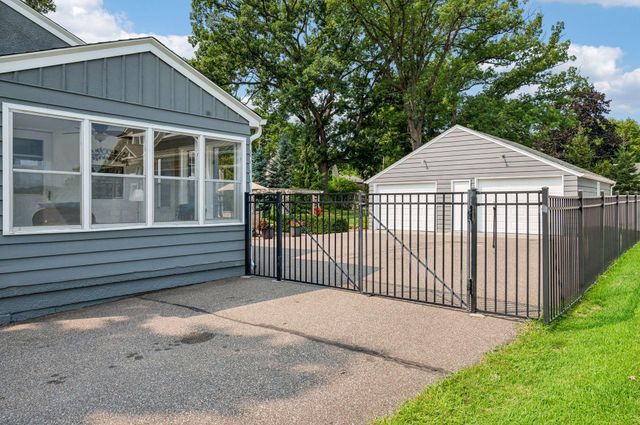 425 Turners Crossroad N, Golden Valley, MN 55422