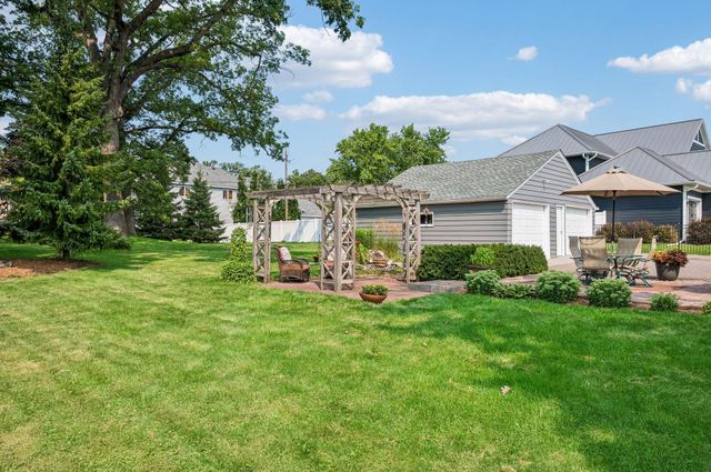 425 Turners Crossroad N, Golden Valley, MN 55422