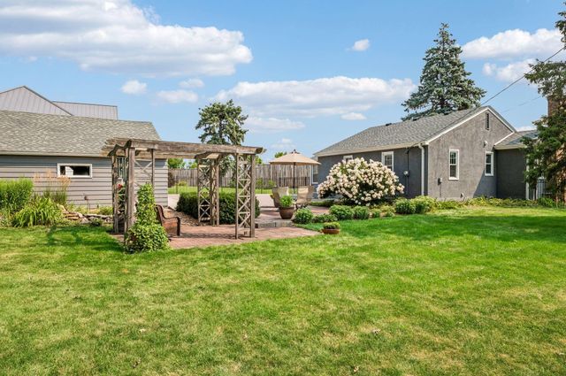 425 Turners Crossroad N, Golden Valley, MN 55422