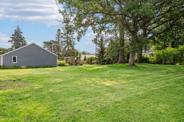 425 Turners Crossroad N, Golden Valley, MN 55422