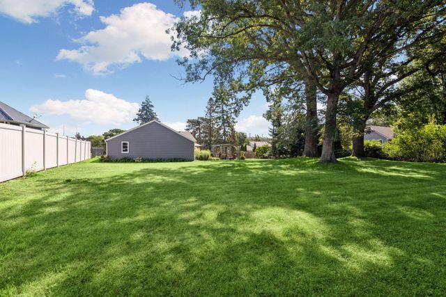425 Turners Crossroad N, Golden Valley, MN 55422
