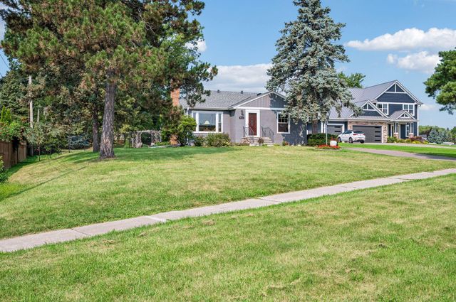 425 Turners Crossroad N, Golden Valley, MN 55422