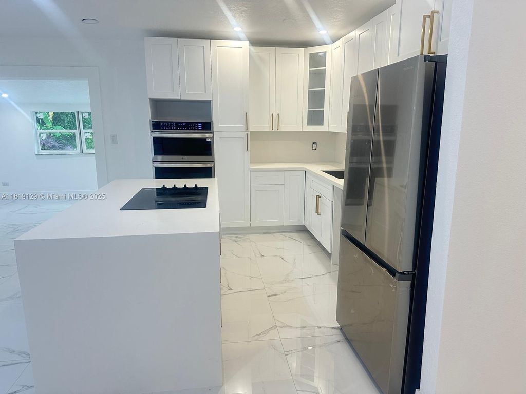 Image 5 of property listing at 1325 NE 203rd St, Miami, FL 33179