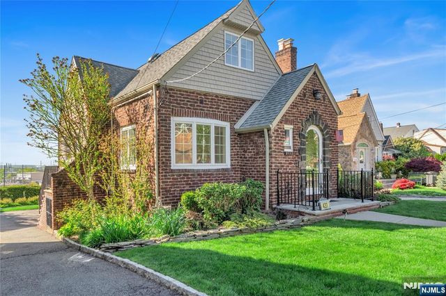 431 Van Renssalaer Court, Ridgefield, NJ 07657