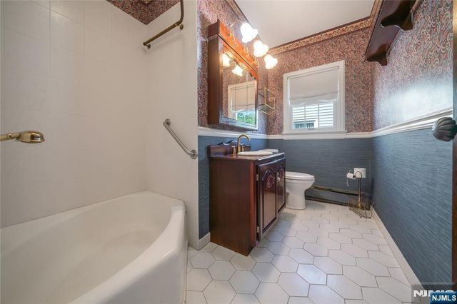 431 Van Renssalaer Court, Ridgefield, NJ 07657