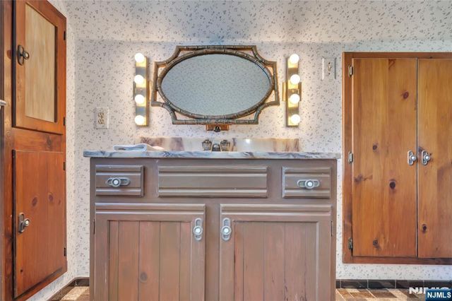 431 Van Renssalaer Court, Ridgefield, NJ 07657