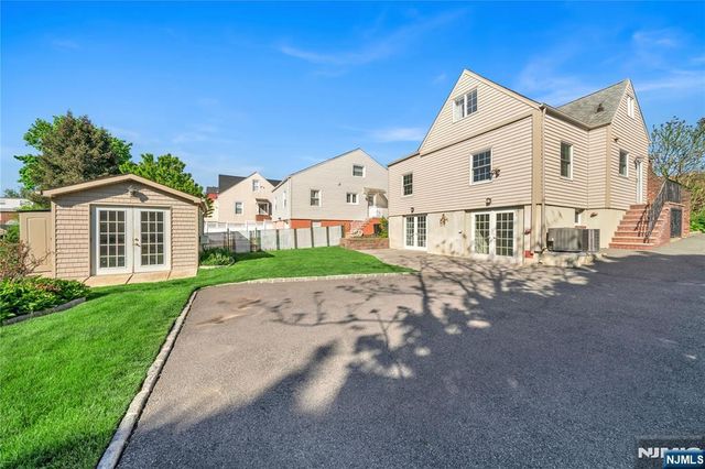 431 Van Renssalaer Court, Ridgefield, NJ 07657