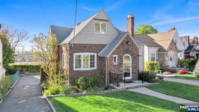 431 Van Renssalaer Court, Ridgefield, NJ 07657