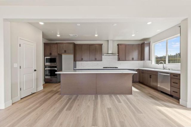 1898 Kenneth Way, Yuba City, CA 95993