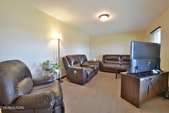 729 Owl Hollow Rd, Knoxville, TN 37923