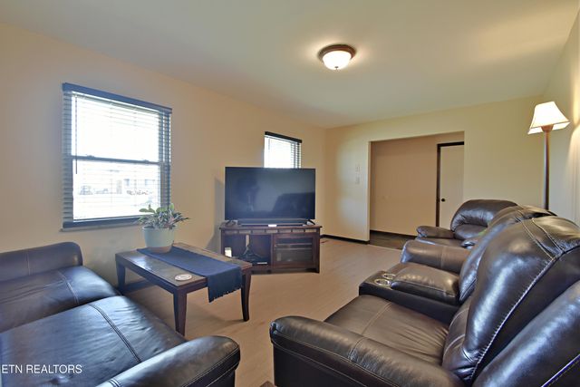 729 Owl Hollow Rd, Knoxville, TN 37923