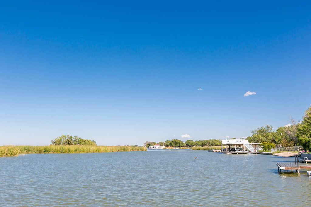 Image 10 of property listing at 2330 Fisherman's Road, San Angelo, TX 76904