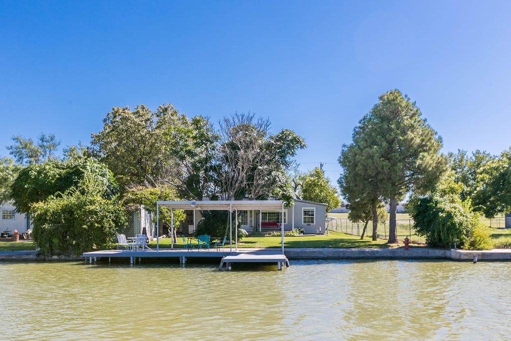 Image 11 of property listing at 2330 Fisherman's Road, San Angelo, TX 76904