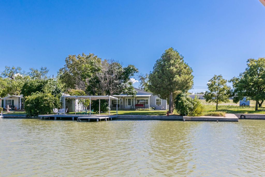 Image 12 of property listing at 2330 Fisherman's Road, San Angelo, TX 76904