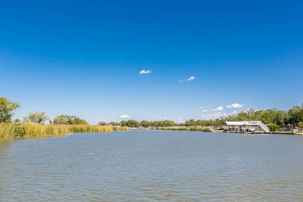 Image 13 of property listing at 2330 Fisherman's Road, San Angelo, TX 76904